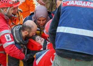 Baba kız enkazdan 132 saat sonra çıkarıldı Deprem Kahramanmaraş depremi