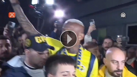 Talisca, Fenerbahe taraftaryla bulutu Videosu