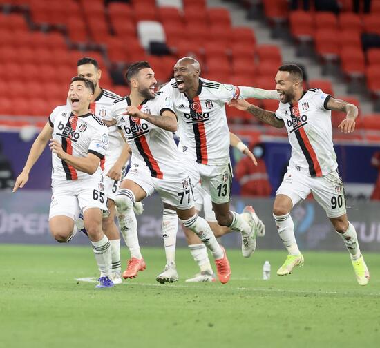 Emirhan lkhan of Besiktas JK dribbles with the ball past Papy News Photo  - Getty Images