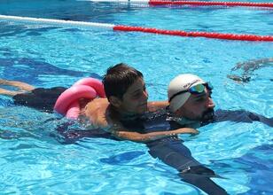 Özel çocuklar yüzme eğitimiyle sosyalleşiyor