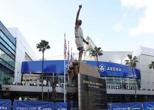 Lakers, Kobe ve Gianna'nın yeni heykelini tanıtacak