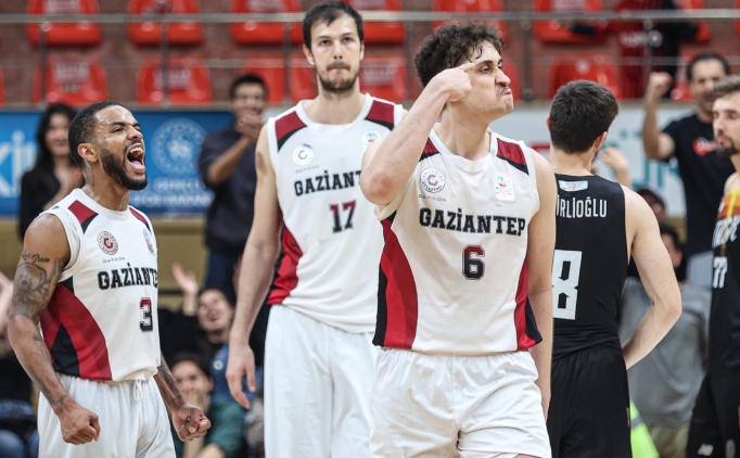 Gaziantep Basketbol gen ve dinamik kadrosuna gveniyor