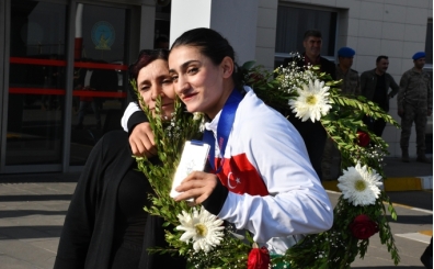 Dnya 2'ncisi milli boksr Pnar Benek'e rnak'ta grkemli karlama