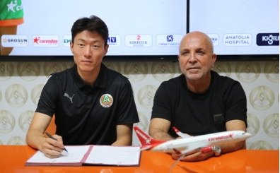 Alanyaspor yeni transferi Ui-jo Hwang iin imza treni dzenledi