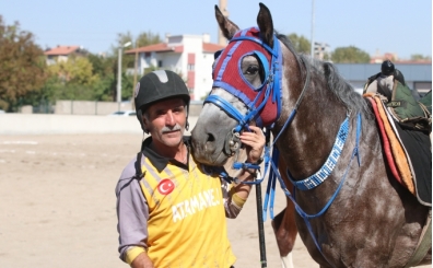 Ciridin 'Ak sal dedesi' at stnde rakiplerine kk sktryor